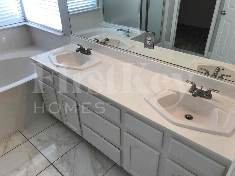 Building Photo - 8041 Hilliard Ave