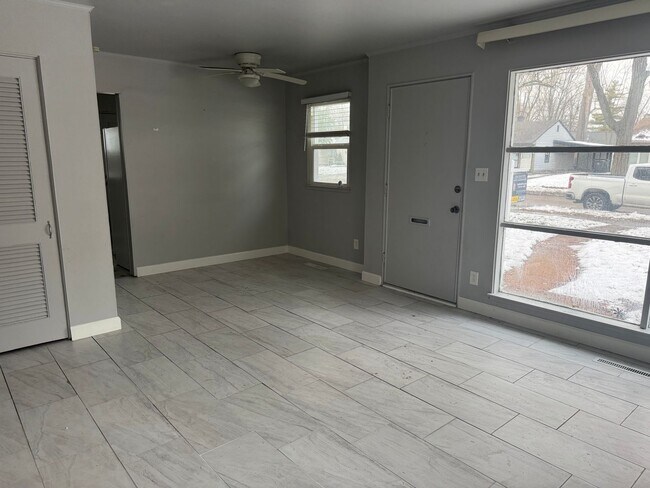 Building Photo - 2 bedrooms oak park gem