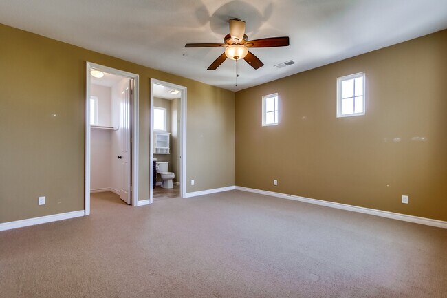 Building Photo - Beautiful 4 bedroom, 4.5 bathroom Home in the Varadero Community