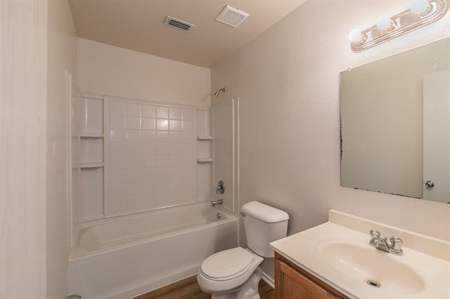 Building Photo - 213 Cres Ridge Dr