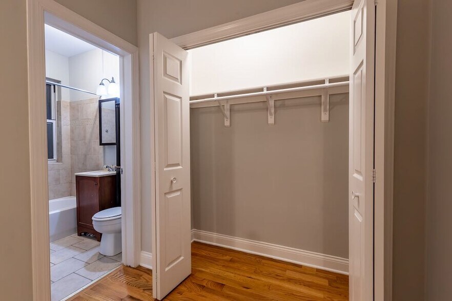 Building Photo - 516 W Melrose St