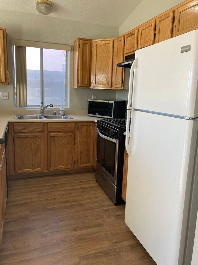 Building Photo - 3 bedroom 2 bath 2 car garage