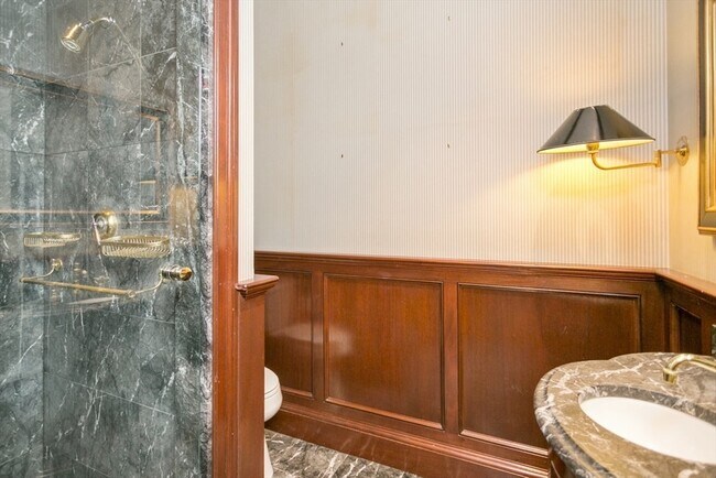 Building Photo - 404 Beacon St