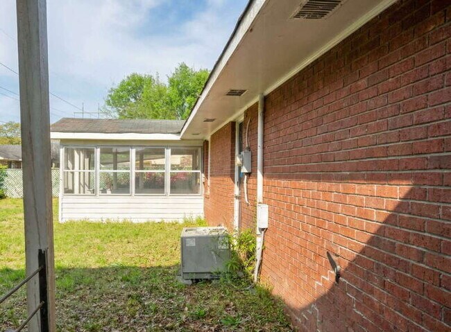 Building Photo - 1917 Watkins Dr