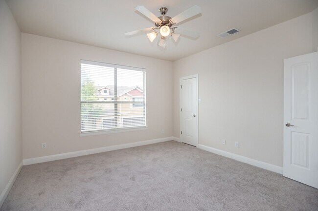 Building Photo - Spacious, Two Story, South Austin Condo!
