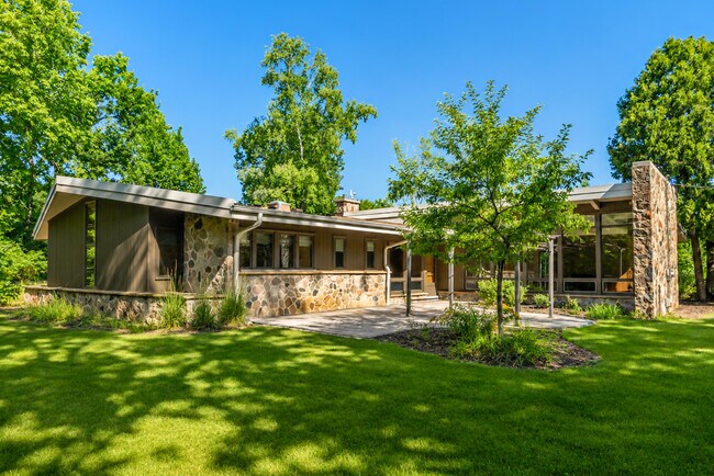 Building Photo - 9200 N Tennyson Dr
