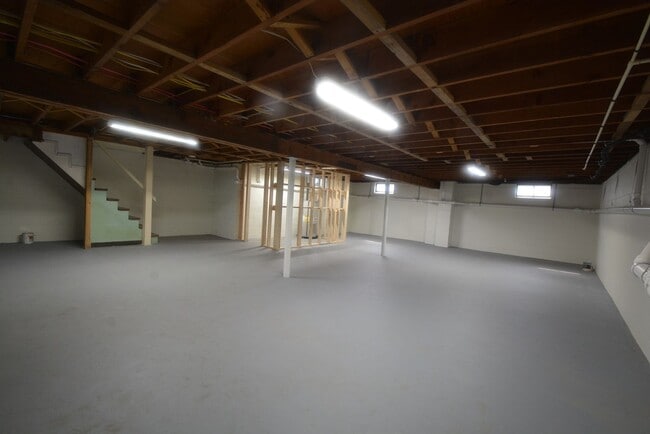 Building Photo - 116 E Cochran St