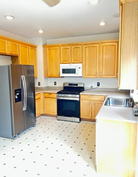 Building Photo - 41861 Yeats Dr