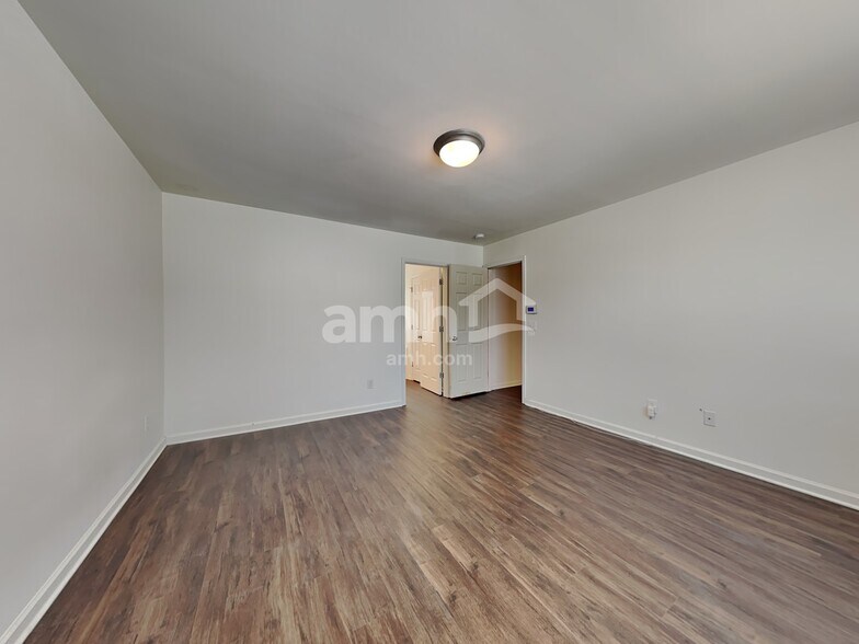 Building Photo - 606 3 Oaks Dr