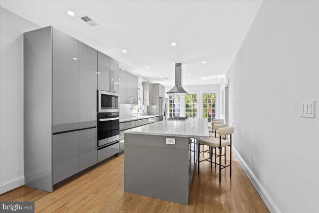 Building Photo - 1626 Foxhall Rd NW