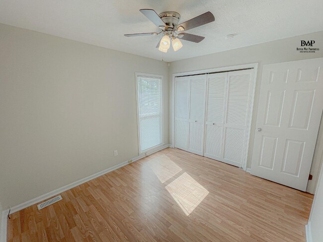 Building Photo - 400 Ferncliffe Rd