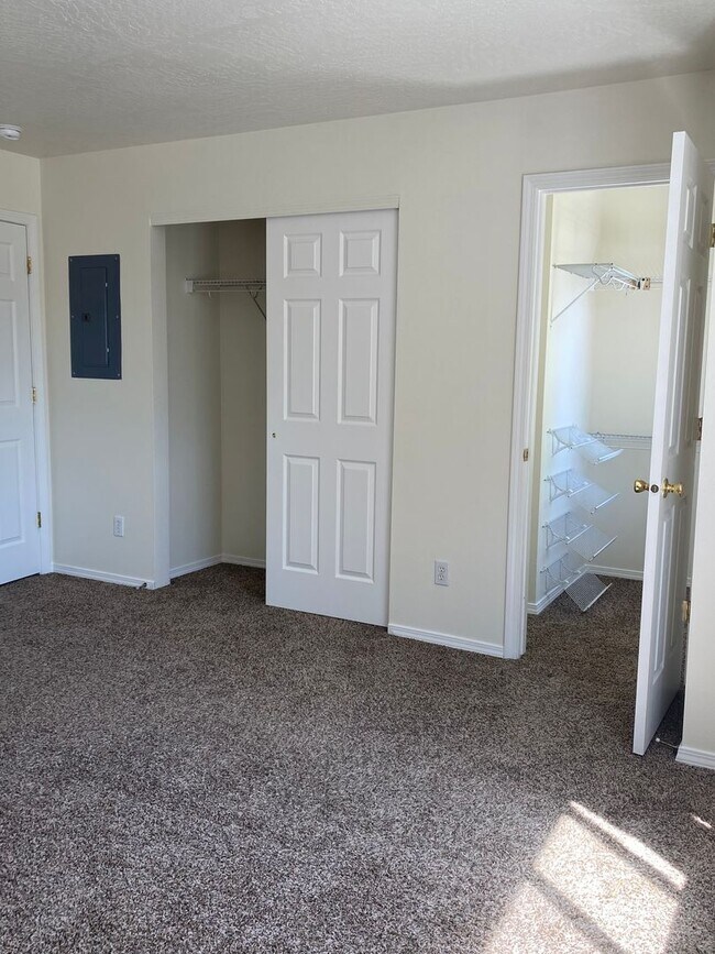 Building Photo - Hidden Gardens Townhome