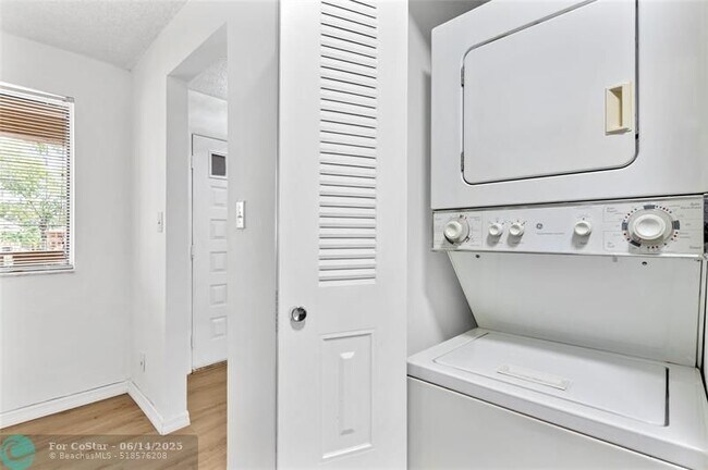Building Photo - 1084 Coral Club Dr