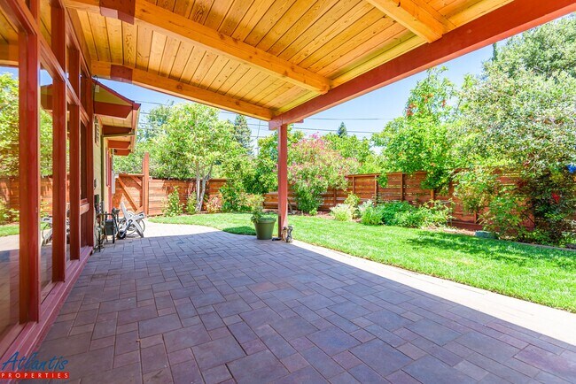 Building Photo - Stunning Home | Remodeled | Desirable Loca...