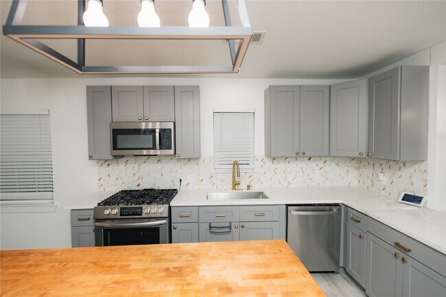 Building Photo - 2202 4th St