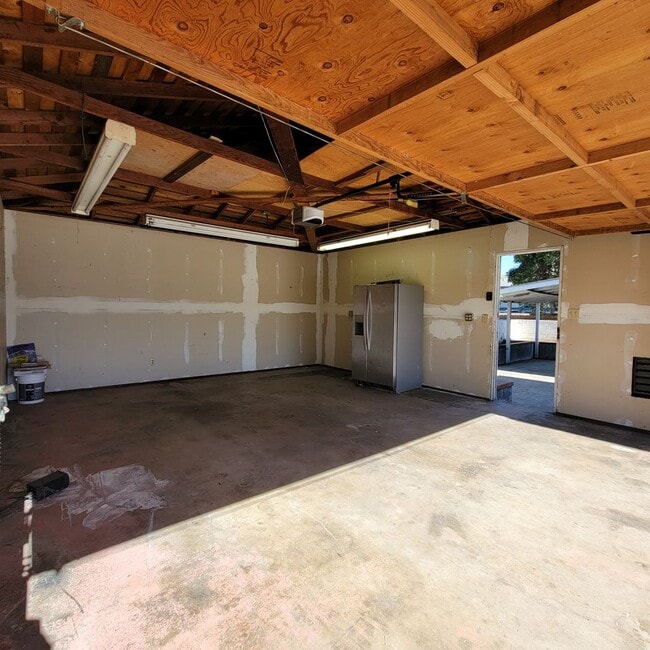 Building Photo - Adorable 2 bed 1.5 bath house with HUGE yard!!