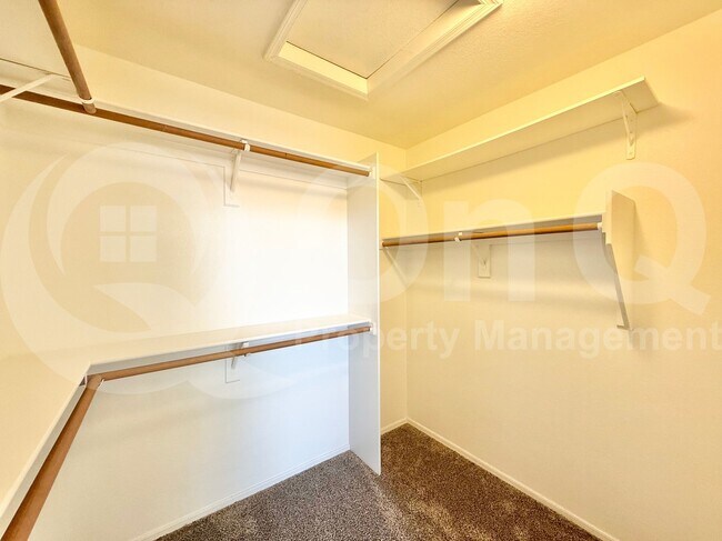 Building Photo - 1523 E Black Diamond Dr