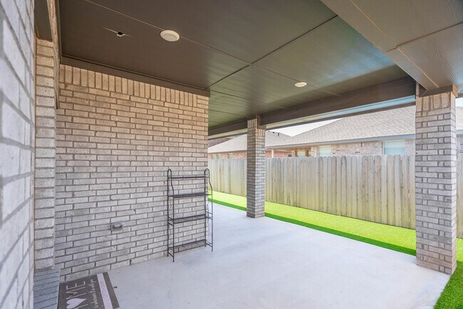 Building Photo - 11 Los Campos Dr