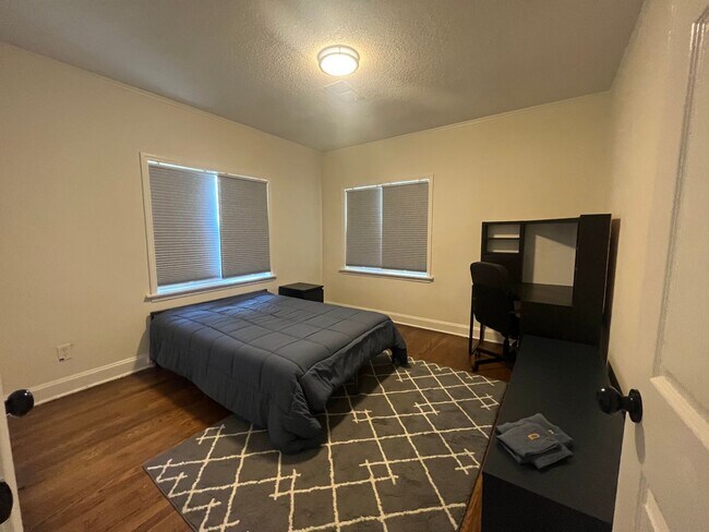 Building Photo - 2 minutes away from Rhodes College! Beautifully Renovated! Pets are owner's approval, fees do apply.