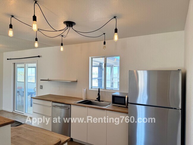 Building Photo - Spacious Home with Solar Panels!!