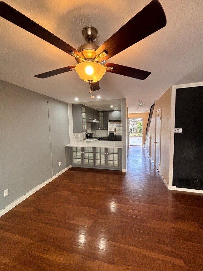 Building Photo - 2BD/2BA TOWNHOUSE FOR RENT IN CLAIREMONT! ...