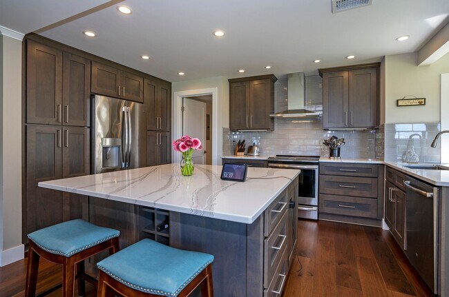 Building Photo - Sweeping waterfront views in this 2-Bedroo...