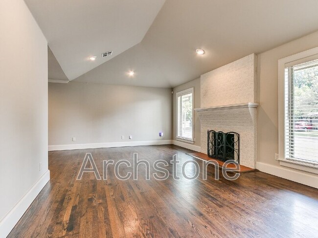 Building Photo - 9631 Stratford Dr