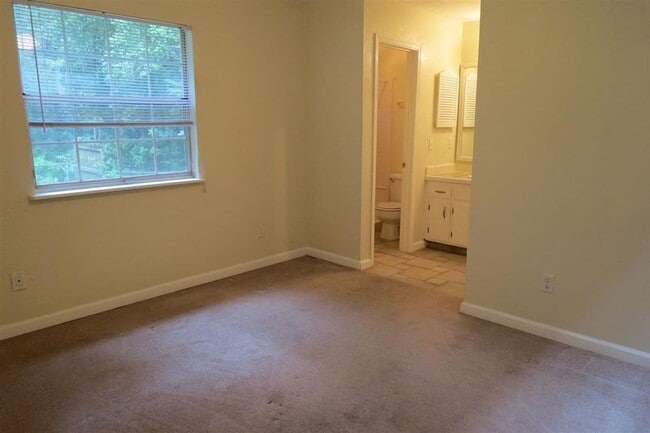 Building Photo - Awesome Townhouse with a Garage!