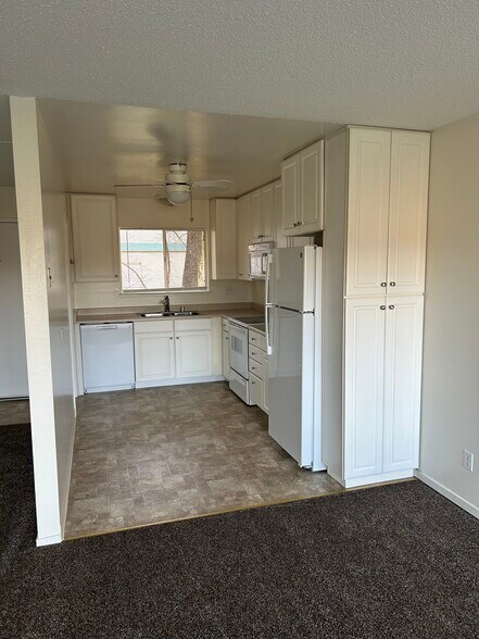 Building Photo - 1046 Continental St