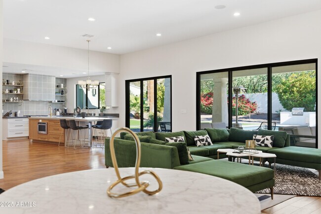 Building Photo - 4601 N Royal View Dr