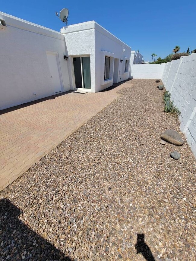 Building Photo - Great North Phoenix 2/2 with all new floor...