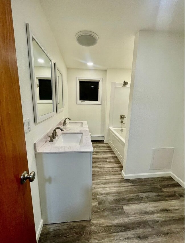 Building Photo - Fantastic 4 bedroom home on a large lot with a fenced in back yard in Eagle River! Available now