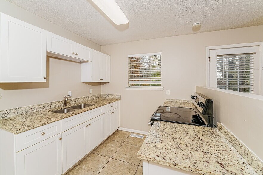 Building Photo - 1325 Turf Dr