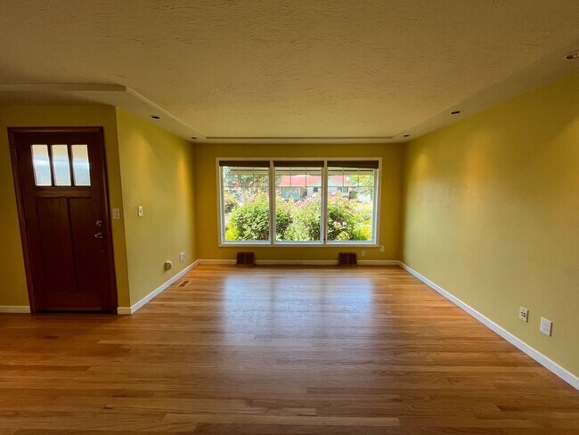 Building Photo - Amazing NE Portland 4Bd + 3Ba ~ House Sola...