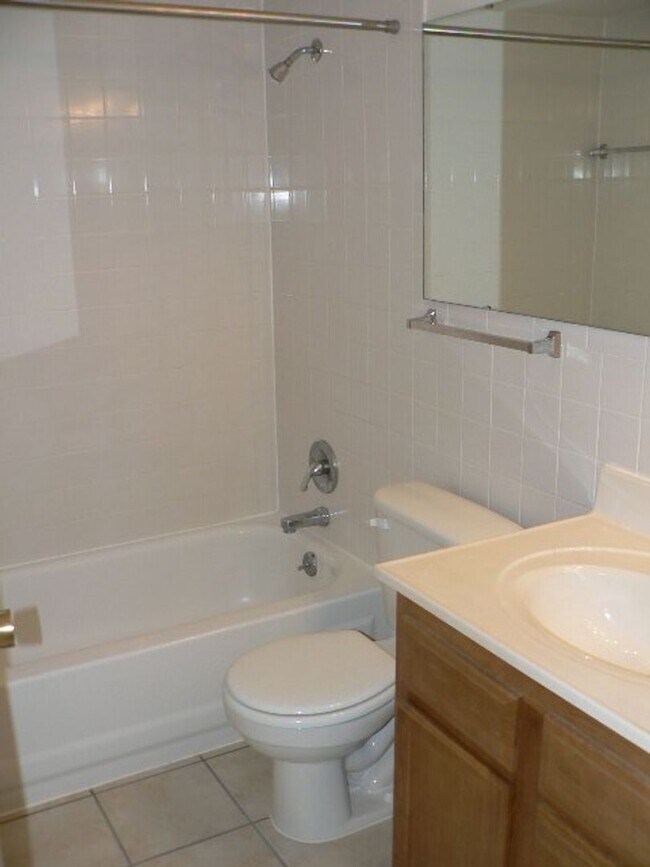 Building Photo - Hickory House Apt.