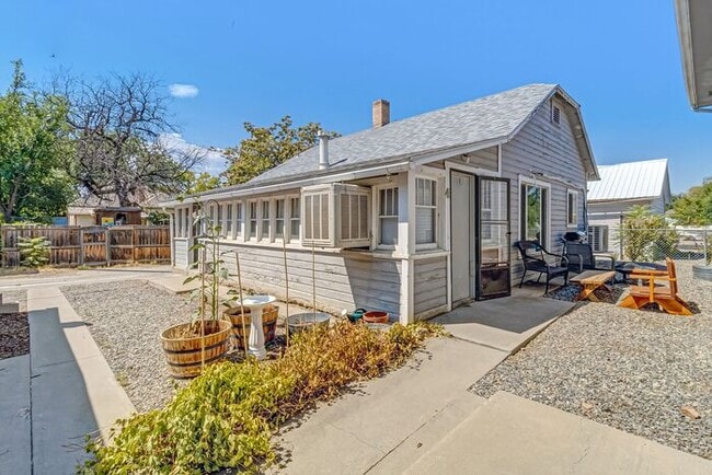 Building Photo - Charming Downtown 2-Bedroom Upstairs Apartment with Off-Street Parking