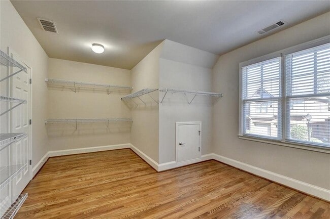 Building Photo - 11636 Parkside Ave