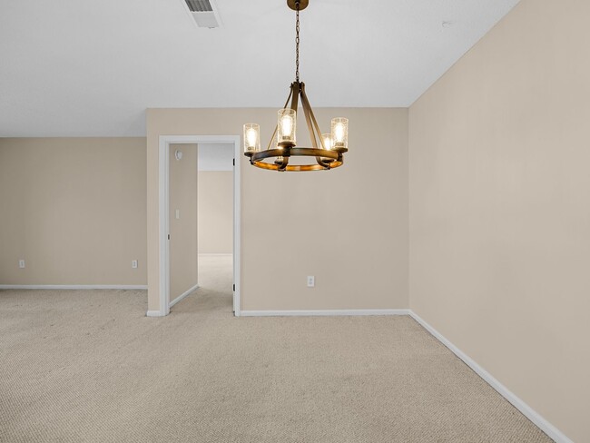 Building Photo - Gorgeous 2 bedroom home- Move-In Ready Condo in Parkview. Minutes to Downtown Greenville & the Ne...