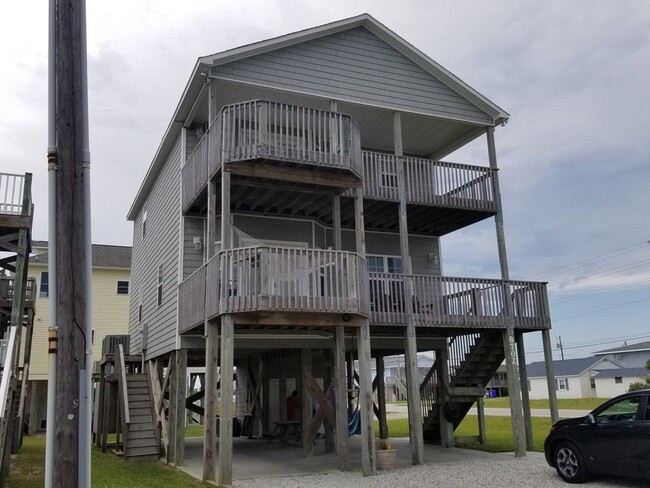 Building Photo - DOG FRIENDLY FURNISHED OFF-SEASON RENTAL A...