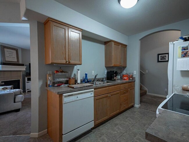 Building Photo - 3 bedroom 3 bath in Shawnee Heights