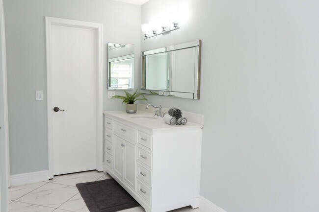 Building Photo - 2480 Juniper Dr