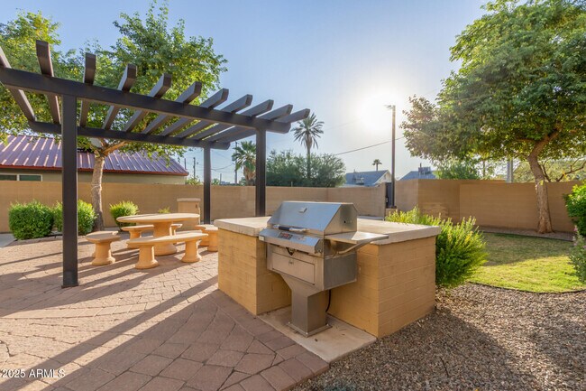 Building Photo - 820 N 8th Ave