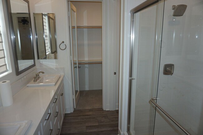 Building Photo - Beautiful 2 Bed 2.5 Bath End Unit with Lof...