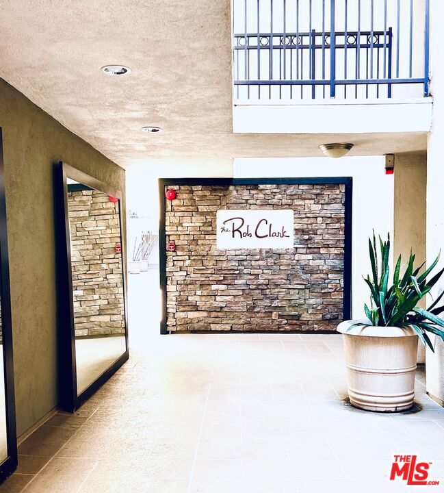 Building Photo - 141 S Clark Dr