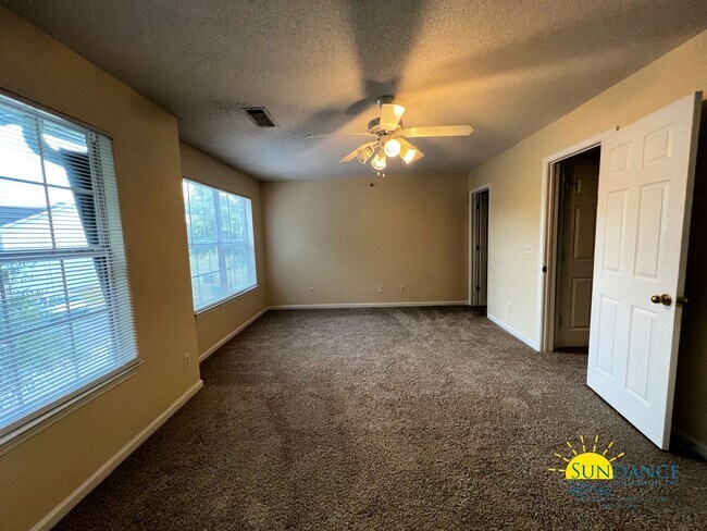 Building Photo - Spacious 3 Bedroom In Crestview!