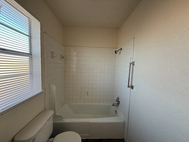 Building Photo - 1021 Pleasant Valley Ln