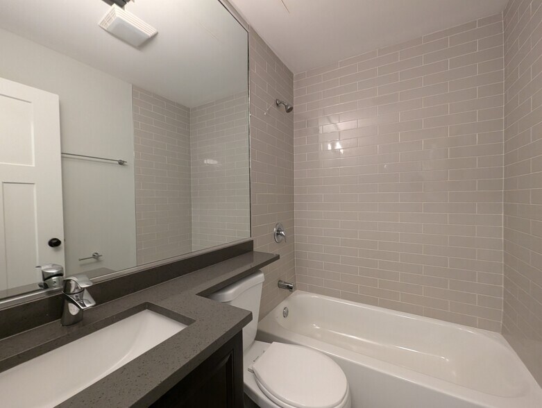 Building Photo - 542 W Surf St