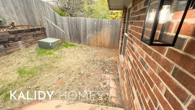 Building Photo - 9317 Apple Dr