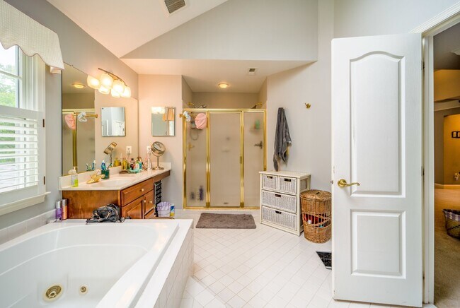 Building Photo - Beautiful home with pool | 6,000+ square feet