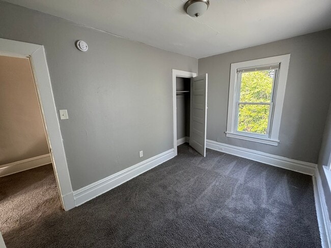 Building Photo - Lovely Two Bedroom Townhome
